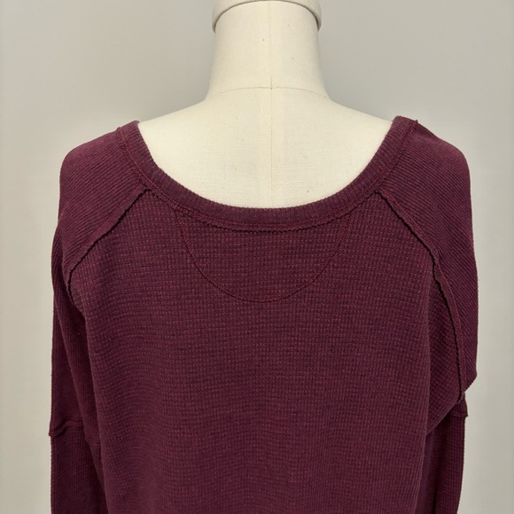 Aritzia TNA Alder Thermal Long Sleeve Waffle Knit Relaxed Fit Top Burgundy Small - Picture 12 of 16